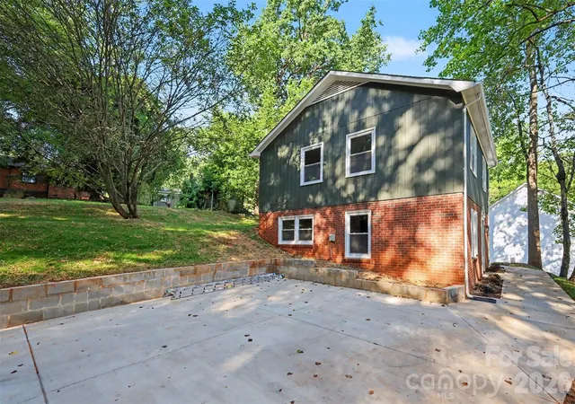 Photo 4 of Single family home for sale at 323 Whispering Pines Dr, Charlotte, NC 28217 | MLS# 4404610 | Listing updated on 2026-09-15