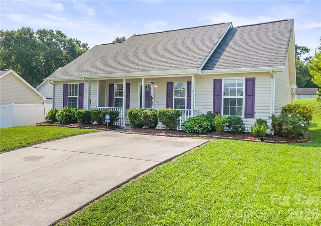 Photo 3 of Single family home for sale at 5405 Katherine Ct, Dallas, NC 28034 | MLS# 4405135 | Listing updated on 2026-09-30