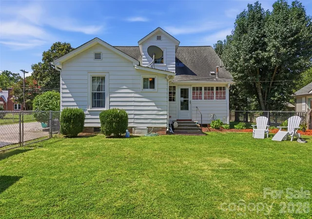 Photo 4 of Single family home for sale at 117 Marion St, Clover, SC 29710 | MLS# 4405212 | Listing updated on 2026-10-10