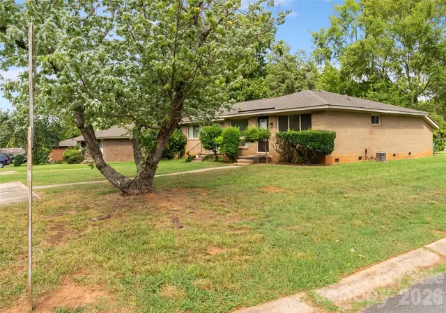 Photo 3 of Sale Pending at 4900 Malibu Dr, Charlotte, NC 28215 | MLS# 4405316 | Listing updated on 2026-09-22