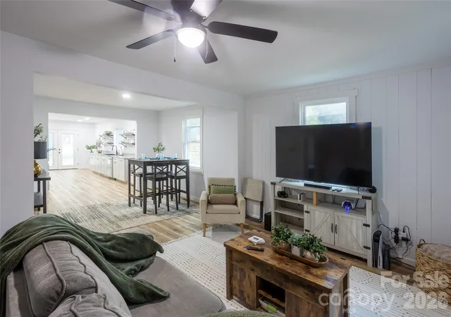 Photo 3 of Single family home for sale at 44 Lr Smith Ave, Hendersonville, NC 28791 | MLS# 4405575 | Listing updated on 2026-09-15