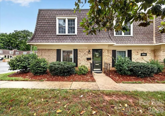 Listing Photo 5 - Condo for sale in building located at 1700 Roxborough Rd, Charlotte, NC 28211 - Unit #A