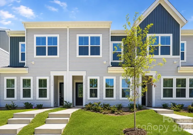 Photo 2 of Townhouse for sale at 4614 Lakeview Rd, Charlotte, NC 28216 | MLS# 4406194 | Listing updated on 2026-09-14