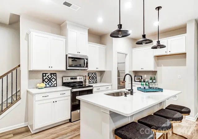 Photo 4 of Townhouse for sale at 5221 Wyes Oak Ln, Charlotte, NC 28269 | MLS# 4406356 | Listing updated on 2026-10-13