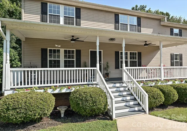 Photo 3 of Single family home for sale at 1401 Wall St, Waxhaw, NC 28173 | MLS# 4406440 | Listing updated on 2026-09-12