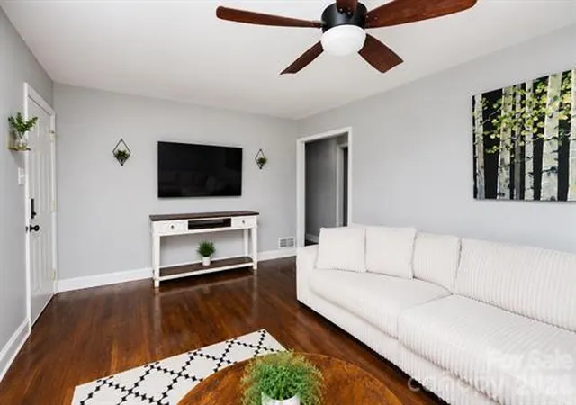 Photo 3 of Single family home for sale at 195 Stribling Cir, Spartanburg, SC 29301 | MLS# 4406690 | Listing updated on 2026-10-05