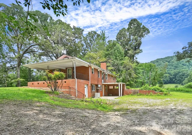Photo 4 of Single family home for sale at 720 Mergans Ln, Hendersonville, NC 28791 | MLS# 4406827 | Listing updated on 2026-09-15