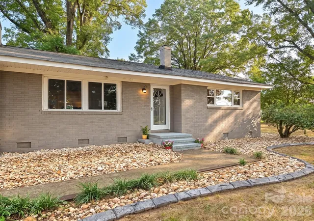 Photo 2 of Single family home for sale at 3115 Potter Rd S, Waxhaw, NC 28173 | MLS# 4406942 | Listing updated on 2026-10-02