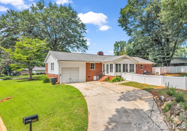 Photo 3 of Single family home for sale at 2044 Helen Dr, Gastonia, NC 28054 | MLS# 4407254 | Listing updated on 2026-09-13