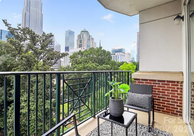 Photo 3 of Condo for sale at 300 W 5th Street #709, Charlotte, NC 28202 | MLS# 4407313 | Listing updated on 2026-10-02
