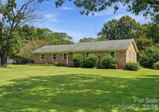 Photo 2 of Sale Pending at 14232 Springwater Dr, Matthews, NC 28105 | MLS# 4407317 | Listing updated on 2026-09-28
