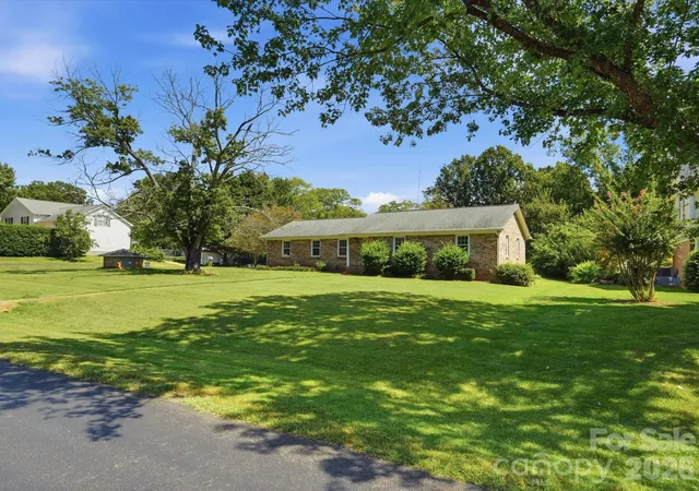 Photo 3 of Sale Pending at 14232 Springwater Dr, Matthews, NC 28105 | MLS# 4407317 | Listing updated on 2026-09-28