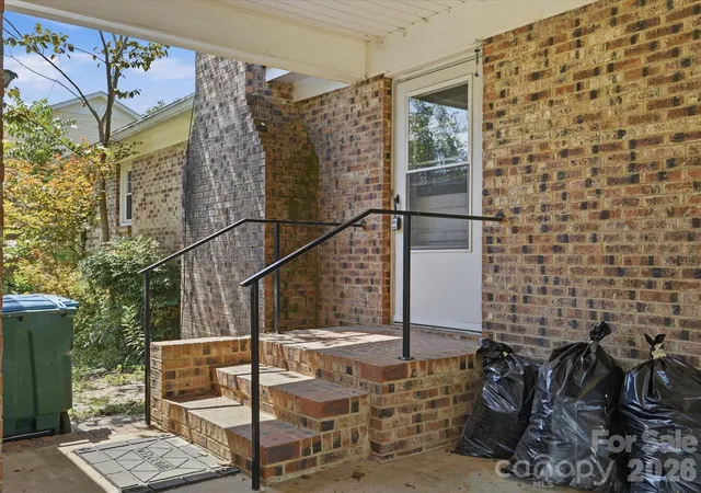 Photo 4 of Sale Pending at 14232 Springwater Dr, Matthews, NC 28105 | MLS# 4407317 | Listing updated on 2026-09-28
