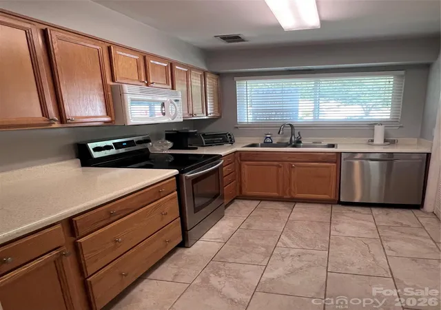 Photo 3 of Townhouse for sale at 1050 Sardis Cvs Dr, Charlotte, NC 28270 | MLS# 4407442 | Listing updated on 2026-10-23