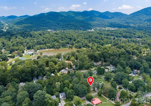 Photo 3 of Single family home for sale at 400 Hiawassee Ave, Black Mountain, NC 28711 | MLS# 4408888 | Listing updated on 2026-09-30