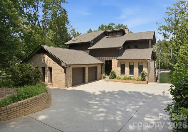 Photo 4 of Single family home for sale at 20334 Bethelwood Ln, Cornelius, NC 28031 | MLS# 4409057 | Listing updated on 2026-10-31