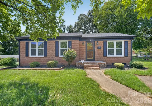 Photo 1 of Single family home for sale at 4040 Burnham Ct, Winston Salem, NC 27105 | MLS# 4409615 | Listing updated on 2026-10-02