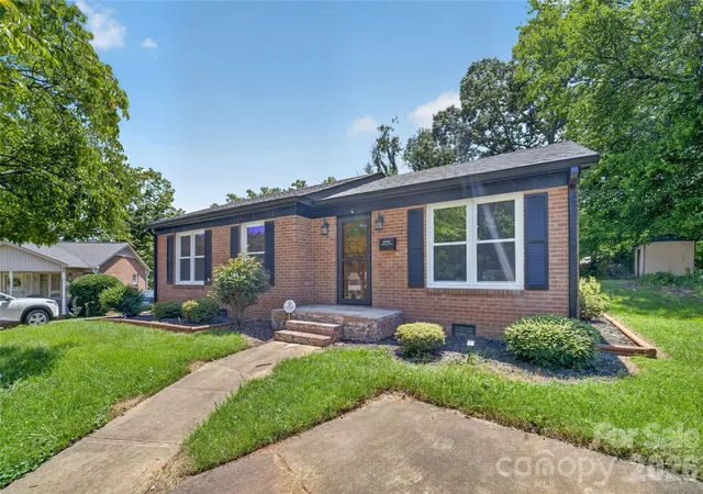 Photo 2 of Single family home for sale at 4040 Burnham Ct, Winston Salem, NC 27105 | MLS# 4409615 | Listing updated on 2026-10-02