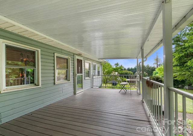 Photo 3 of Single family home for sale at 32 Fair Dr, Candler, NC 28715 | MLS# 4409961 | Listing updated on 2026-09-12
