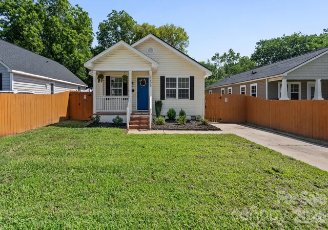 Photo 2 of Single family home for sale at 3208 Boyd St, Charlotte, NC 28208 | MLS# 4410068 | Listing updated on 2026-09-14