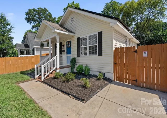Photo 3 of Single family home for sale at 3208 Boyd St, Charlotte, NC 28208 | MLS# 4410068 | Listing updated on 2026-09-14