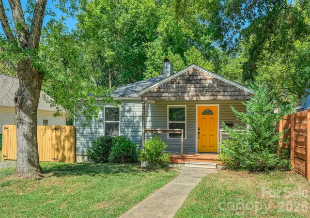 Photo 1 of Single family home for sale at 806 Cantwell St, Charlotte, NC 28208 | MLS# 4411359 | Listing updated on 2026-10-08