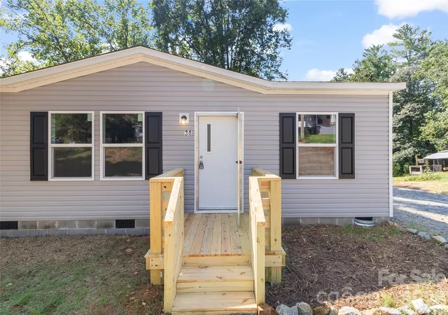Photo 2 of Single family home for sale at 34 S Gaither Ave, Newton, NC 28658 | MLS# 4411589 | Listing updated on 2026-09-15