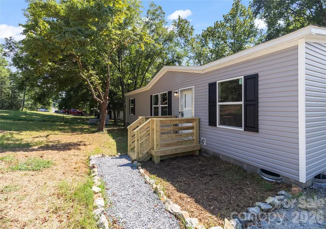 Photo 3 of Single family home for sale at 34 S Gaither Ave, Newton, NC 28658 | MLS# 4411589 | Listing updated on 2026-09-15