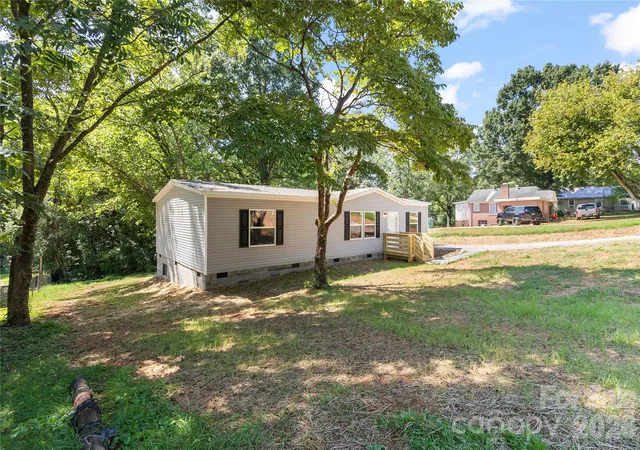 Photo 3 of Single family home for sale at 34 S Gaither Ave, Newton, NC 28658 | MLS# 4411589 | Listing updated on 2026-09-15