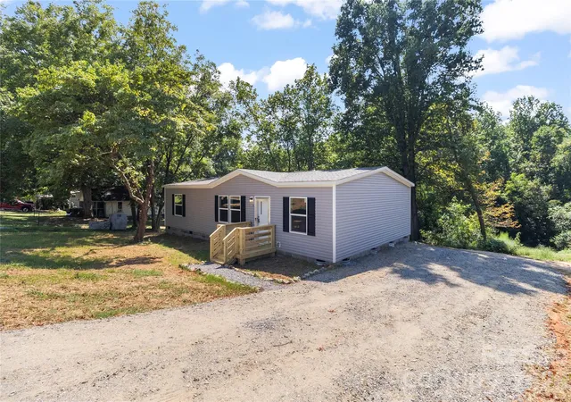 Photo 4 of Single family home for sale at 34 S Gaither Ave, Newton, NC 28658 | MLS# 4411589 | Listing updated on 2026-09-15