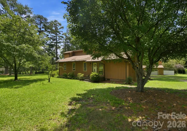 Photo 4 of Sale Pending at 8016 Hedrick Cir, Huntersville, NC 28078 | MLS# 4412176 | Listing updated on 2026-09-12