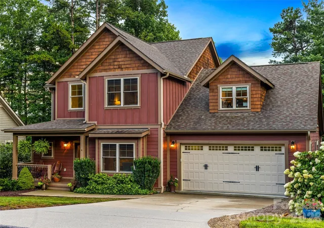 Photo 2 of Single family home for sale at 4 Old Brg Cir, Fairview, NC 28730 | MLS# 4412402 | Listing updated on 2026-09-13