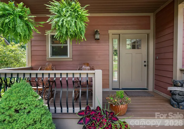 Photo 3 of Single family home for sale at 4 Old Brg Cir, Fairview, NC 28730 | MLS# 4412402 | Listing updated on 2026-09-13