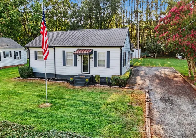 Photo 2 of Single family home for sale at 832 Baker St, Statesville, NC 28677 | MLS# 4412636 | Listing updated on 2026-10-07