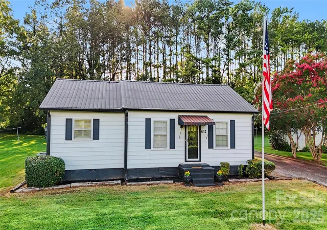 Photo 3 of Single family home for sale at 832 Baker St, Statesville, NC 28677 | MLS# 4412636 | Listing updated on 2026-10-07