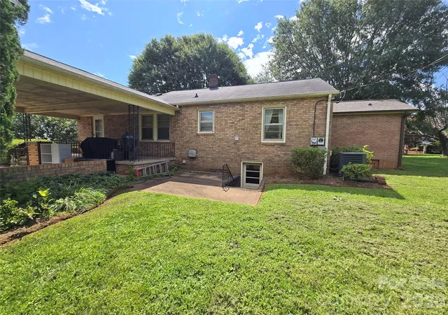 Photo 4 of Single family home for sale at 305 Oakland Ave, Morganton, NC 28655 | MLS# 4412769 | Listing updated on 2026-10-12