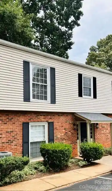 Listing Photo 1 - Condo for sale in 5925 Quail Holw Rd located at 5925 Quail Holw Rd, Charlotte, NC 28210 - Unit 5925 Quail Holw Rd