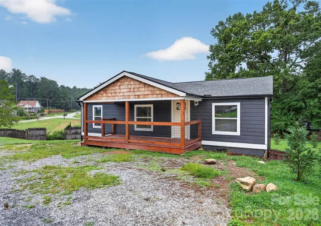 Photo 2 of Single family home for sale at 74 Tj Trl, Hendersonville, NC 28792 | MLS# 4413056 | Listing updated on 2026-09-12