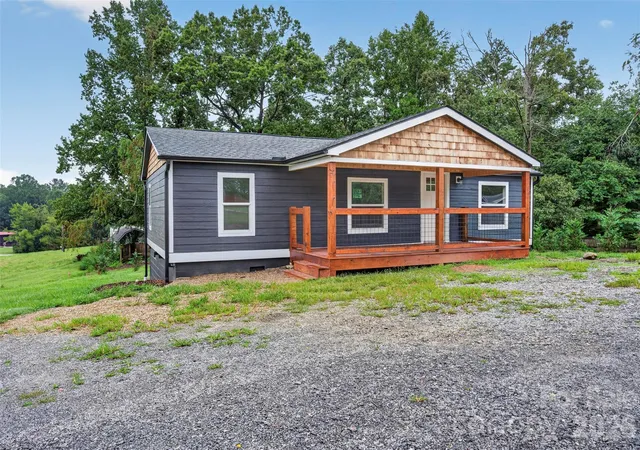 Photo 3 of Single family home for sale at 74 Tj Trl, Hendersonville, NC 28792 | MLS# 4413056 | Listing updated on 2026-09-12