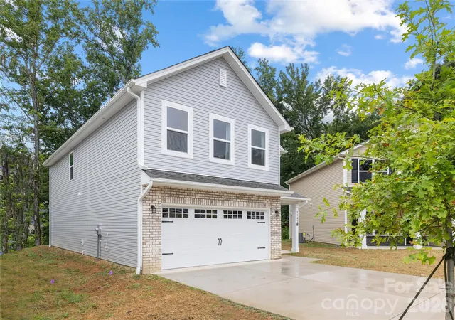 Photo 3 of Single family home for sale at 5035 San Francisco Cir, Charlotte, NC 28216 | MLS# 4413168 | Listing updated on 2026-10-14