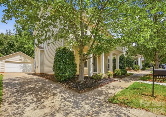 Photo 3 of Single family home for sale at 11402 Heritage Green Dr, Cornelius, NC 28031 | MLS# 4413381 | Listing updated on 2026-10-06