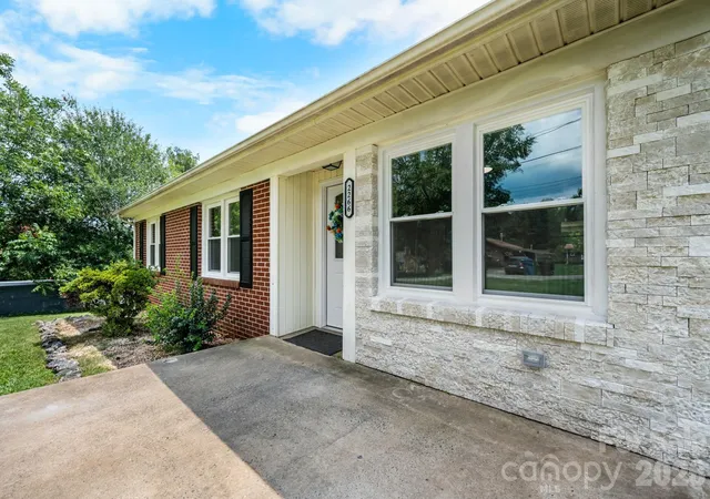 Photo 1 of Single family home for sale at 2266 9th Avenue Dr Ne, Hickory, NC 28601 | MLS# 4413644 | Listing updated on 2026-09-15