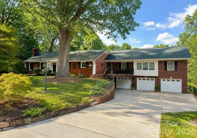 Photo 1 of Single family home for sale at 250 36th Ave Nw, Hickory, NC 28601 | MLS# 4413702 | Listing updated on 2026-10-08