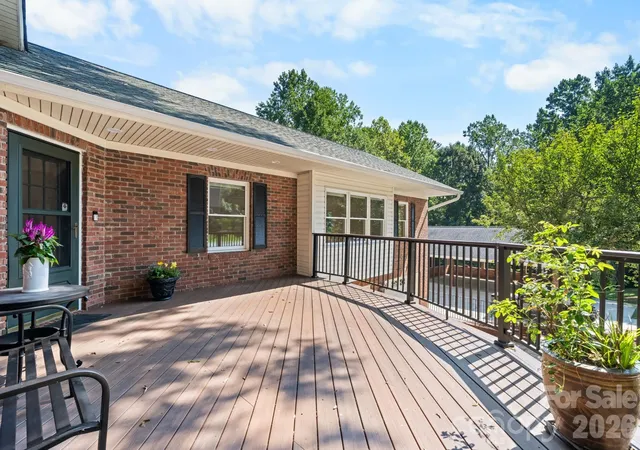 Photo 2 of Single family home for sale at 250 36th Ave Nw, Hickory, NC 28601 | MLS# 4413702 | Listing updated on 2026-10-08