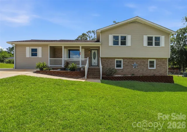Photo 1 of Single family home for sale at 220 Hunstanton Dr, Winnsboro, SC 29180 | MLS# 4413754 | Listing updated on 2026-09-15