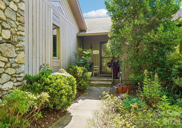 Photo 4 of Condo for sale at 15 Stony Rdg, Asheville, NC 28804 | MLS# 4413777 | Listing updated on 2026-10-01