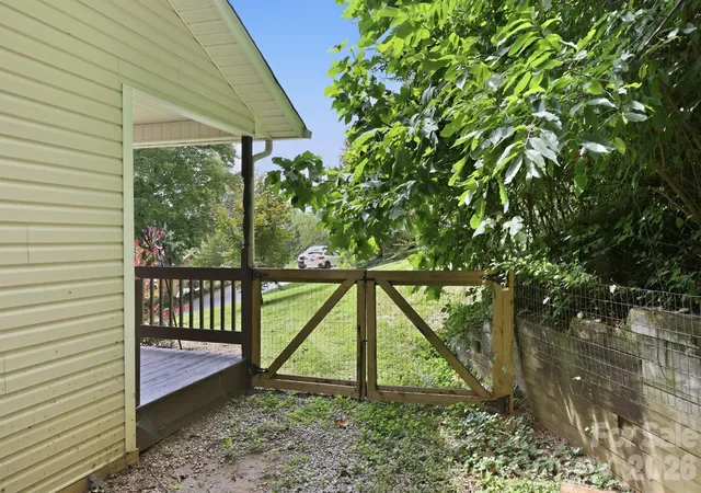 Photo 4 of Single family home for sale at 16 Westwood Dr, Candler, NC 28715 | MLS# 4413861 | Listing updated on 2026-10-05