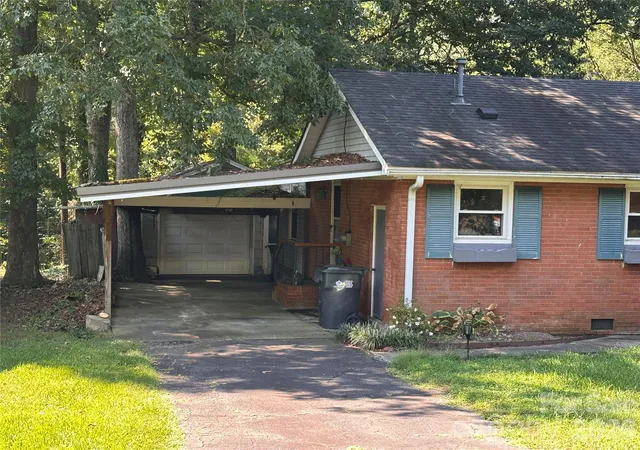 Photo 2 of Single family home for sale at 7216 Lockmont Dr, Charlotte, NC 28212 | MLS# 4414193 | Listing updated on 2026-09-30