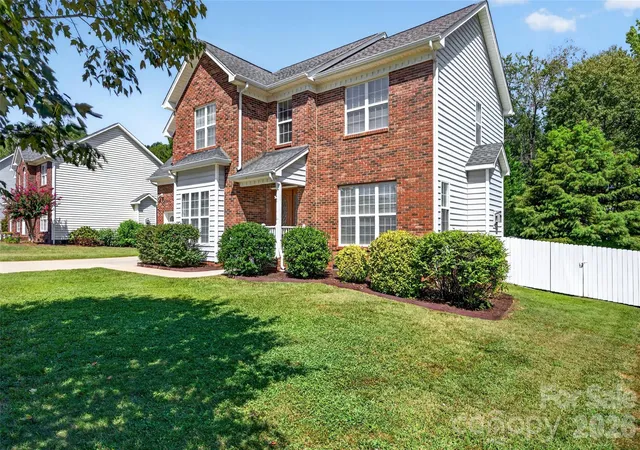 Photo 3 of Single family home for sale at 4700 Lenden Hall Ct, Gastonia, NC 28056 | MLS# 4414392 | Listing updated on 2026-10-06