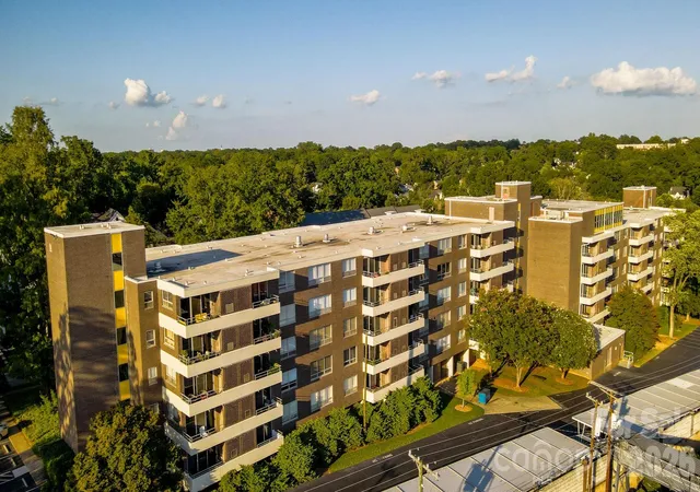 Listing Photo 2 - Condo for sale in building located at 1300 Reece Rd, Charlotte, NC 28209 - Unit #412